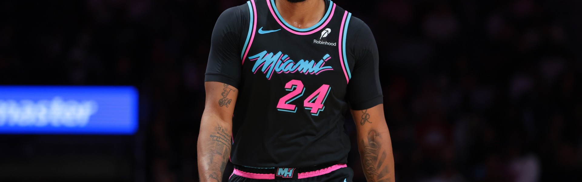 500彩票网官方平台-外线哑火！诺曼·鲍威尔15中7拿到18分 三分7中0