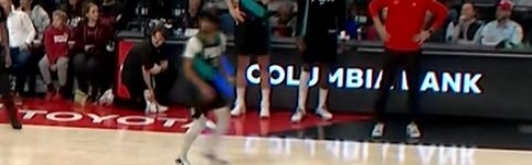 杨瀚森最后时刻场边等待出场 可惜未能获得机会